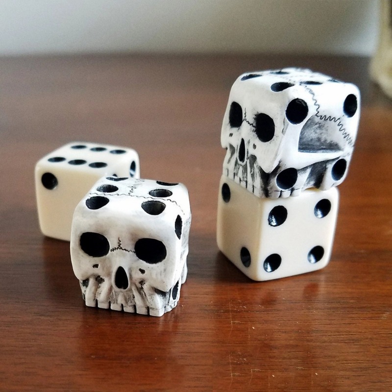 Halloween White Skull Resin Di - Party Games No Equipment reseña y precio